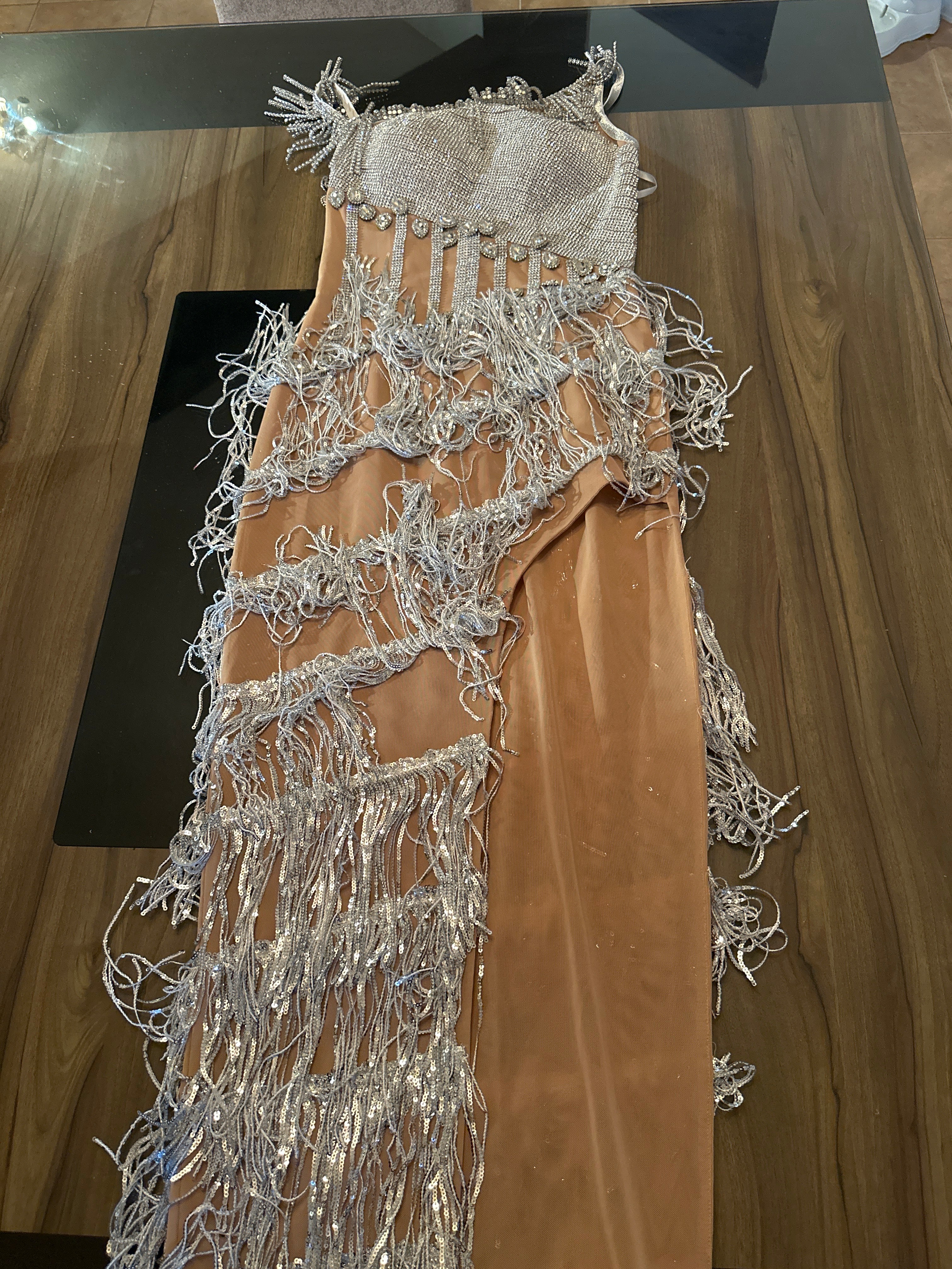 Vestido Brillos Barbas Nude Plata