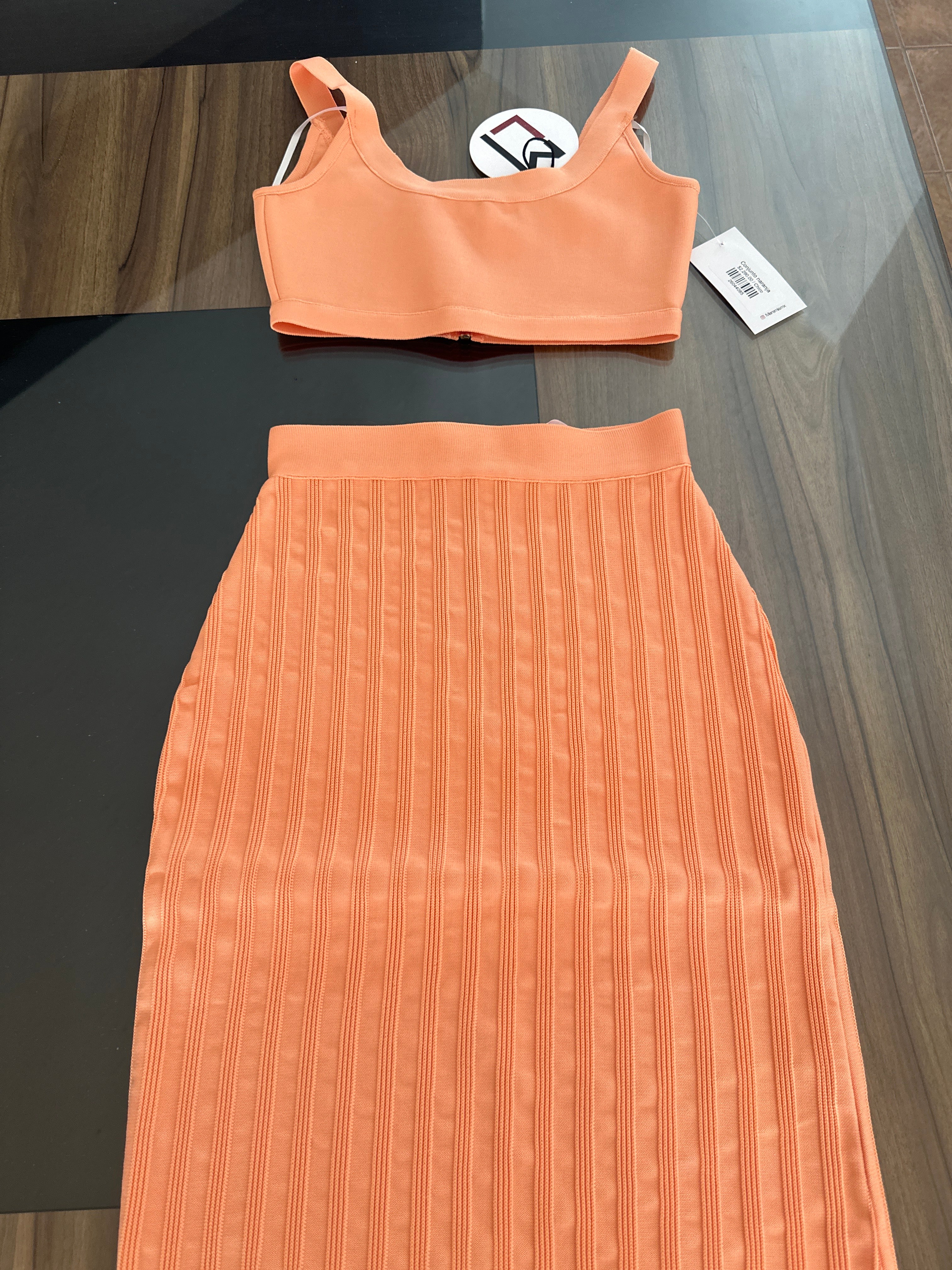 Conjunto Naranja Crop Top Falda Midi