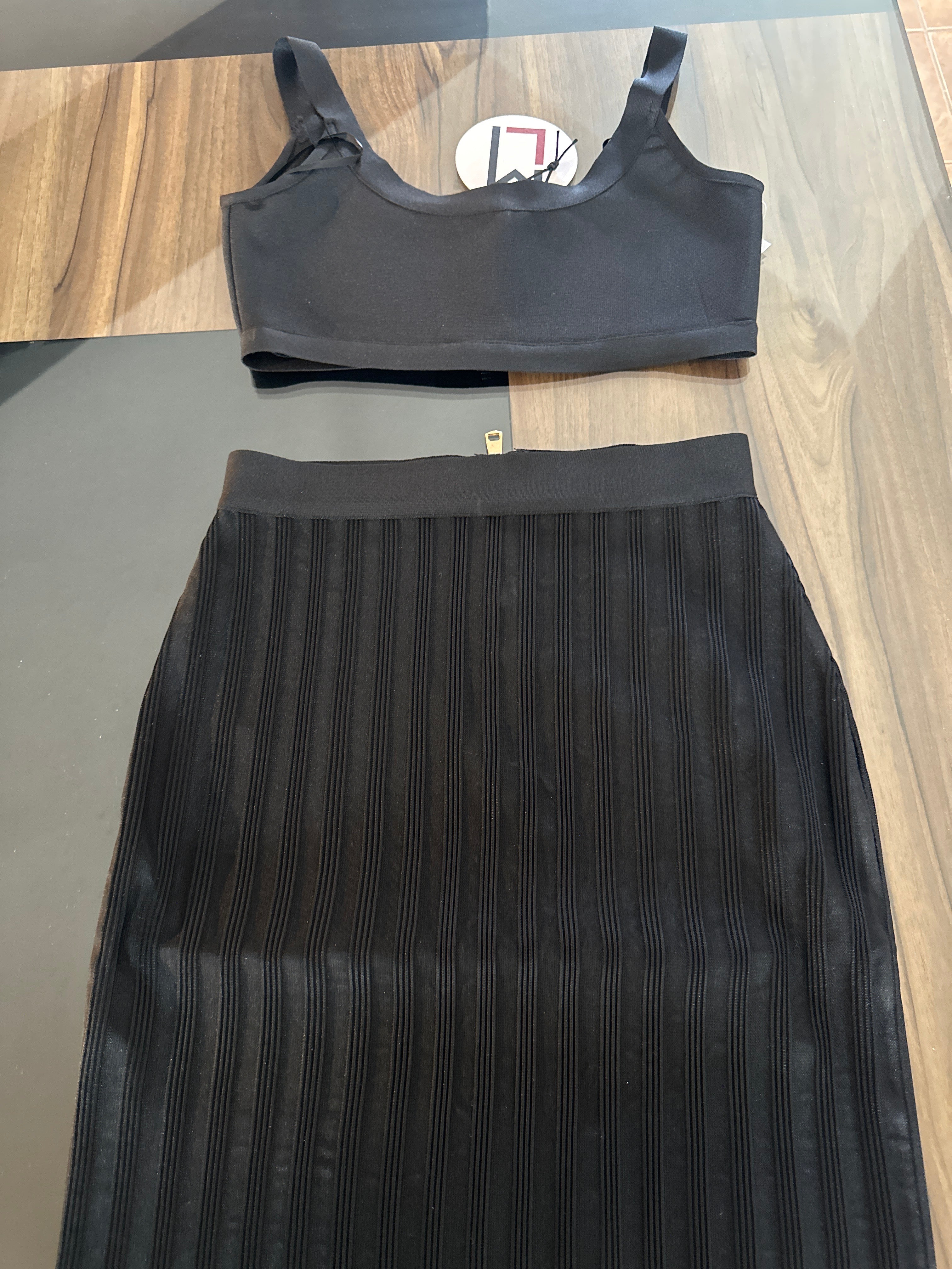 Conjunto Negro Crop Top Falda Midi